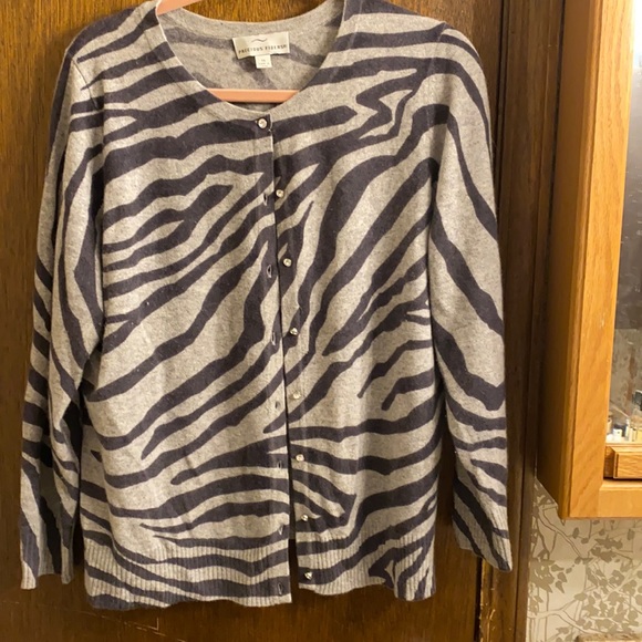Precious Fibers Sweaters - Vintage 100% Cashmere  sweater in gray / black  animal motif.  SIZE 1X EUC